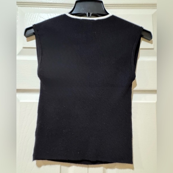 House of Harlow Chic stretchy Black Knit Top with White Trim. Size XS. NWT - Picture 2 of 11